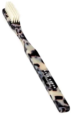 Acca Kappa Medium Nylon Toothbrush Black and White щётка зубная средней жёсткости нейлоновая ручная для взрослых, ацетат целлюлозы, 1 шт