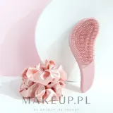 Набор Brushworks Detangling Brush & Scrunchie расческа для распутывания и 2 атласные резинки розовый — фото 3