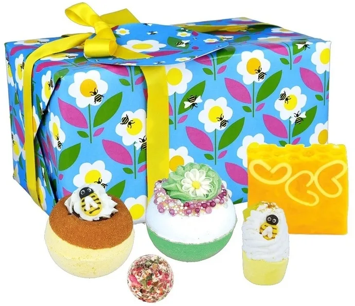 Набор для ванны Bomb Cosmetics Just Bee Yourself четыре бомбочки и мыло с маслом какао и медовым ароматом 5 предметов
