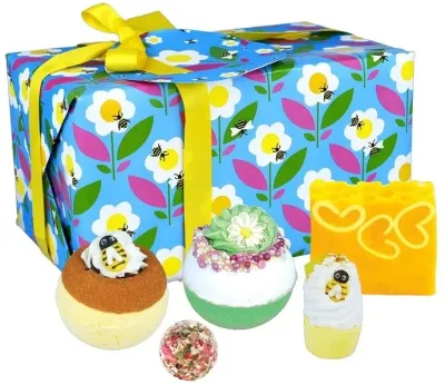 Набор для ванны Bomb Cosmetics Just Bee Yourself четыре бомбочки и мыло с маслом какао и медовым ароматом 5 предметов