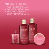 Набор Baylis & Harding Midnight Cherry пена для ванны 300 мл крем-гель для душа 300 мл масло для тела 50 мл и ароматическая свеча 60 г — фото 4