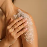Fehu Fehu Body Scrub Sweet Tease - Сахарный скраб для тела Sweet Tease с клубникой и йогуртом, для рук, ног и тела, 400 г — фото 3