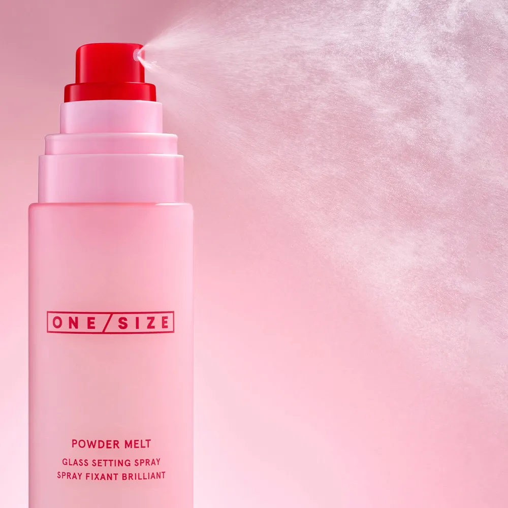 Спрей для фиксации макияжа с эффектом блеска Onesize Powder Melt, 100 мл