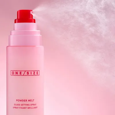 Спрей для фиксации макияжа с эффектом блеска Onesize Powder Melt, 100 мл