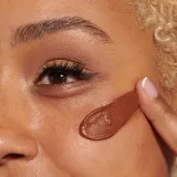 Выравнивающая база под макияж без силикона Huda Beauty Easy Blur Bronze Fudge, 30 мл — фото 2
