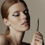 Sisley Ligne Noire подводка для глаз фетровый аппликатор оттенок 1 Deep Black 1 мл, 1 Deep чёрный — фото 5