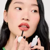 Увлажняющая матовая помада для губ Benefit Cosmetics Plushtint, 6 мл, оттенок N°06 Pillow Play — фото 1