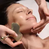 Sisley Ginkgo Gua Sha скребок для массажа лица и шеи 1 шт — фото 3