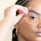 Seasonly Quartz Gua Sha массажный камень из розового кварца для зоны вокруг глаз 1 шт — фото 2