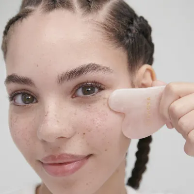 Sephora Collection Gua Sha Quartz Rose скребок гуаша из розового кварца 1 шт