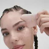 Sephora Collection Gua Sha Quartz Rose скребок гуаша из розового кварца 1 шт — фото 3