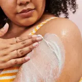Пилинг для тела с AHA кислотами First Aid Beauty KP Bump Eraser Body Scrub with 10% AHA — фото 3