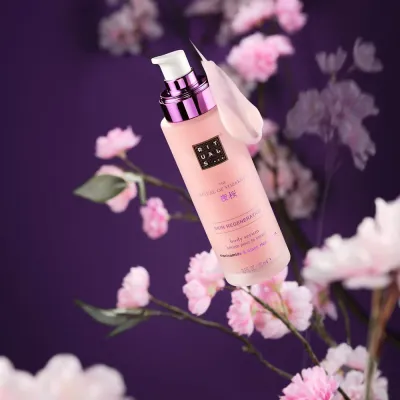 Rituals The Ritual of Yozakura сыворотка для тела с ниацинамидом и экстрактом чёрного риса 100 мл