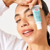 Светящийся крем для глаз с ниацинамидом First Aid Beauty Brigthen + Glow, 15 мл — фото 3