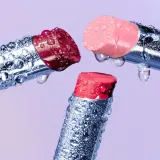 Увлажняющий блеск для губ Kosas Mokry patyk, 3 г, оттенок Skinny Dip — фото 4