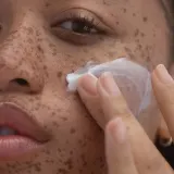 Крем увлажняющий и укрепляющий для лица Summer Fridays Crème Riche Effet Coussin, 50 мл — фото 4