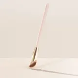 Кисть для корректора Rare Beauty Liquid Touch Concealer Brush — фото 1