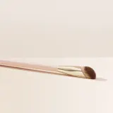 Кисть для корректора Rare Beauty Liquid Touch Concealer Brush — фото 2