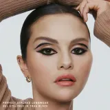 Гелевый эйелайнер Rare Beauty Perfect Strokes Gel Eyeliner, 0.25 г, оттенок True чёрный — фото 3