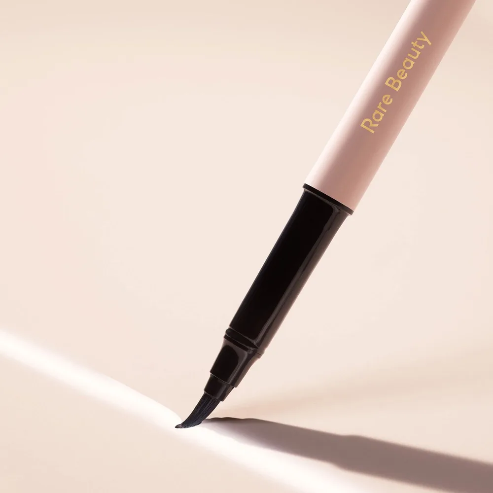 Лайнер в жидкой форме Rare Beauty Perfect Strokes Matte Liquid Liner, 0.9 мл, оттенок чёрный