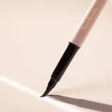 Лайнер в жидкой форме Rare Beauty Perfect Strokes Matte Liquid Liner, 0.9 мл, оттенок чёрный — фото 1