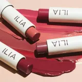 Помада для губ "Магия цвета" ILIA Balmy Tint Hydrating Lip Balm, 4.4 г, оттенок Wanderlust — фото 3