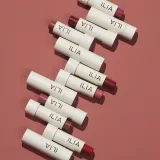 Помада для губ "Магия цвета" ILIA Balmy Tint Hydrating Lip Balm, 4.4 г, оттенок Wanderlust — фото 4