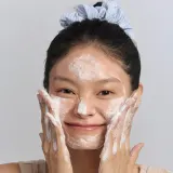 innisfree Volcanic очищающая пенка для лица с вулканической породой и BHA, 150 мл — фото 3