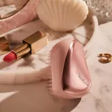 Набор косметики для волос "Шампунь и кондиционер" Tangle Teezer Compact Styler, Powder Puff – розовый — фото 2