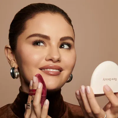 Rare Beauty Soft Touch Powder Puff пуховка для пудры бархатистая с футляром 2 штуки, 2 pieces
