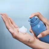 Rare Beauty Find Comfort Feel Seen увлажняющее масло-пенка для тела, 150 мл — фото 2