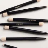 Merit Beauty Brush No. 2 кисть для теней двусторонняя 1 шт — фото 4