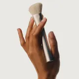 Summer Fridays The Bronzer Brush кисть для бронзирующего бальзама скошенная, aluминиum — фото 3