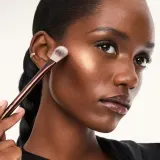 Hourglass Highlighter Brush 16 кисть веерная для хайлайтера, 1 шт — фото 1