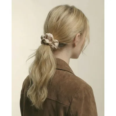 Luare The Midi Scrunchie шелковая резинка для волос оттенок Beige