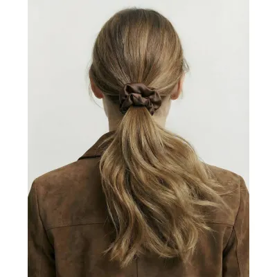 Luare The Midi Scrunchie шёлковая резинка для волос, оттенок Nougat