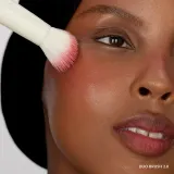 Refy Duo Brush 2.0 двусторонняя кисть для жидких бронзера и румян 1 шт — фото 4