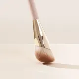 Rare Beauty Liquid Touch Foundation Brush кисть для тонального крема — фото 3