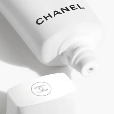 Chanel UV Essentiel Комплексная защита SPF 50 крем для лица 30 мл