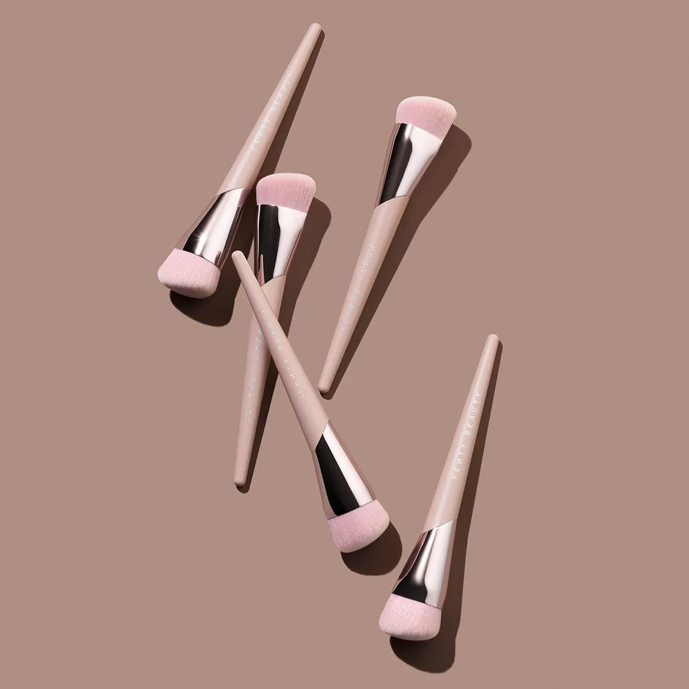 Fenty Beauty Precision Foundation Brush 145 кисть для тонального средства 45 г