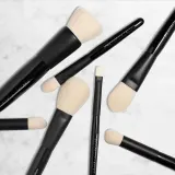 Westman Atelier Foundation Brush кисть для тонального средства плоская 1 шт — фото 2