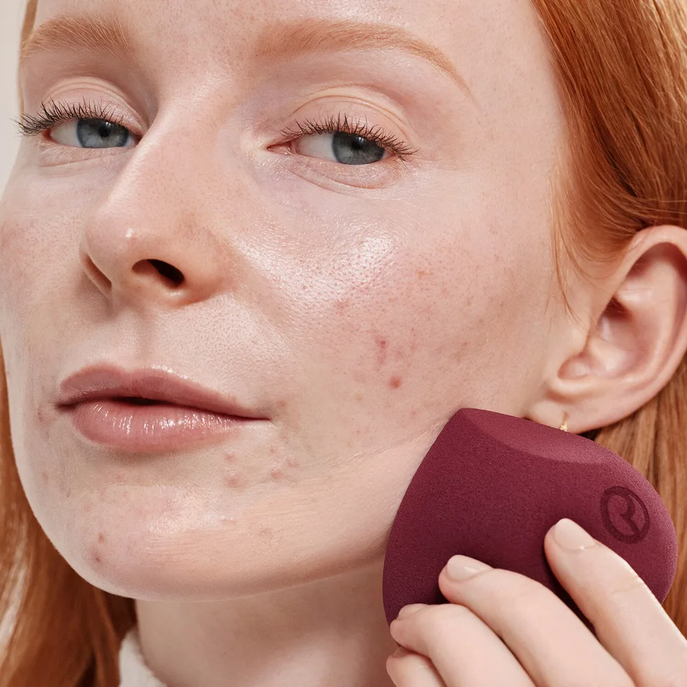 Rare Beauty Soft Touch спонж для растушёвки макияжа Bordeaux