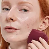 Rare Beauty Soft Touch спонж для растушёвки макияжа Bordeaux — фото 1