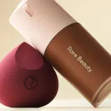 Rare Beauty Soft Touch спонж для растушёвки макияжа Bordeaux — фото 3