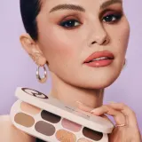 Rare Beauty Essential Neutrals палетка теней для век 8 нейтральных оттенков 9,7 г — фото 5