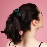 Резинка для волос Almania Scrunchie шелковая сатиновая, оттенок бутылочная зелень — фото 3