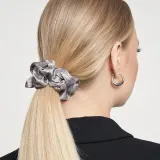 Резинка для волос Almania Scrunchie шёлковая с узором серебряная цепочка, графичный принт, 1 шт — фото 2
