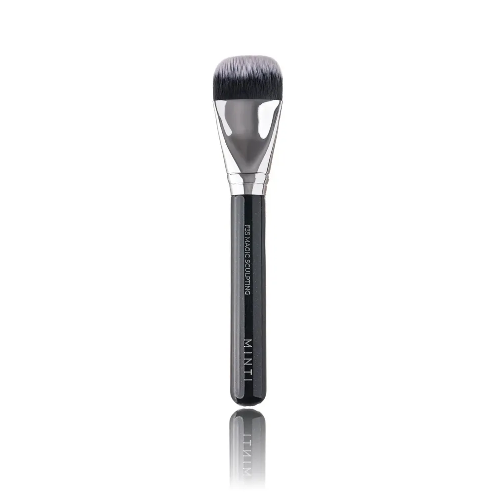 Кисть для контуринга MINTI Collection Magic Sculpting F35 синтетический ворс, короткий ворс 2 см, деревянная ручка