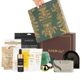 Подарочный набор для лица SunewMed+ Christmas SET GREEN с витамином C, крем SPF 50, патчи и маски, 12 предметов — фото 1