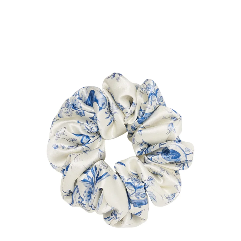 Резинка для волос Almania Scrunchie шёлковая с узором Toile de Jouy, гравюрный принт, 1 шт